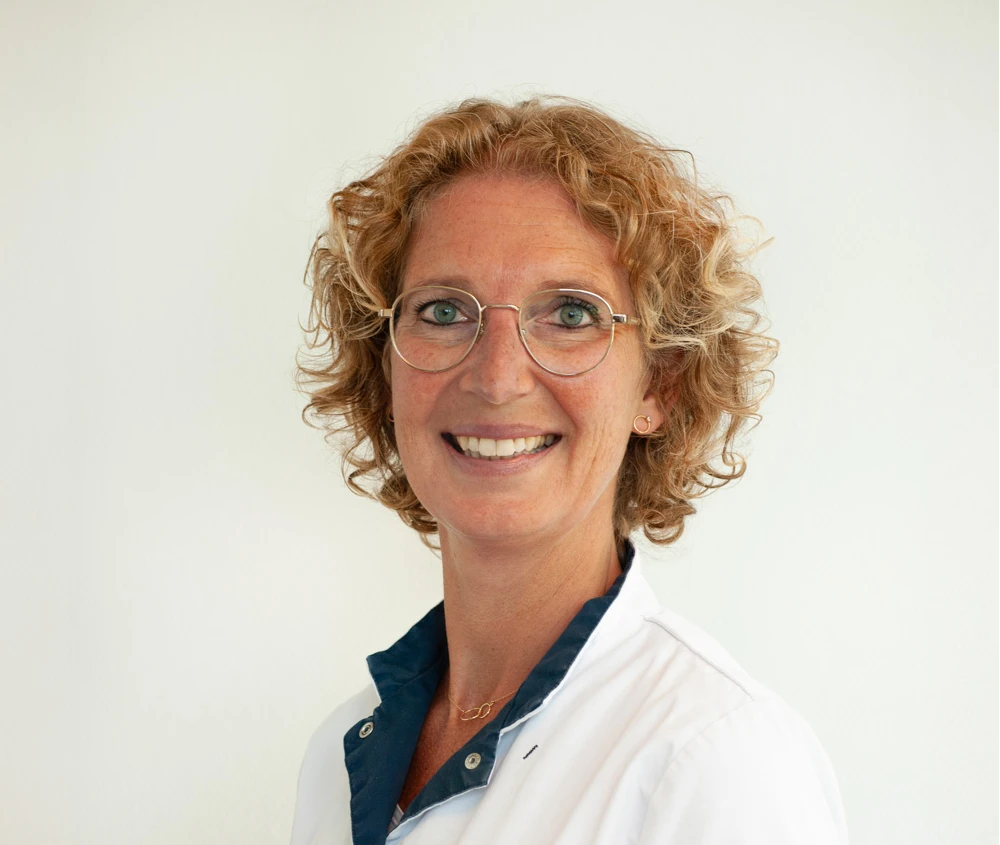 Portrait of dental hygienist Manon Waanders.