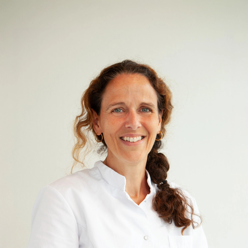 Portrait of dentist Marieke van der Maarel.